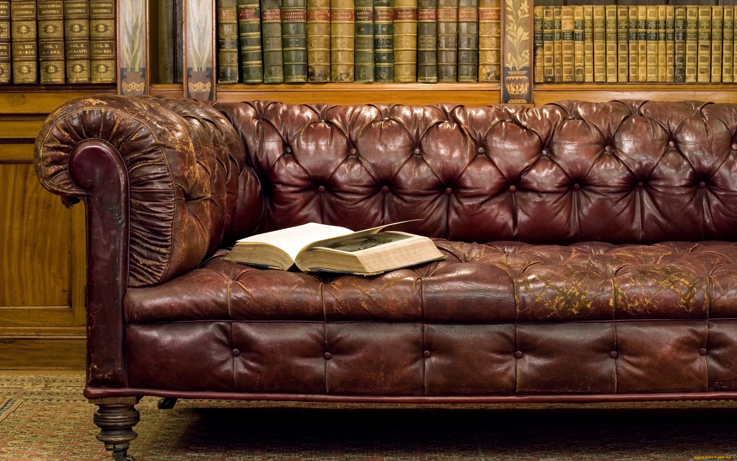 Старинный кожаный диван